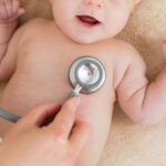 Comment aider un bébé à mieux respirer ? Approche prudente de la kinésithérapie respiratoire